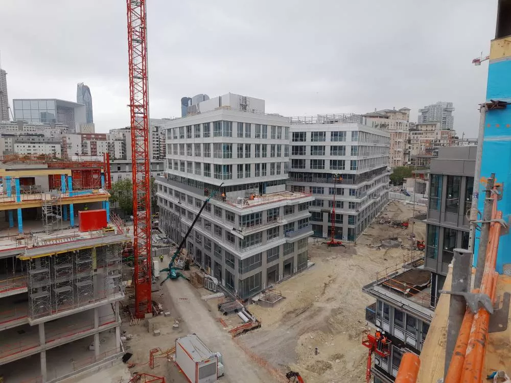 Bâtiments en cours de pose