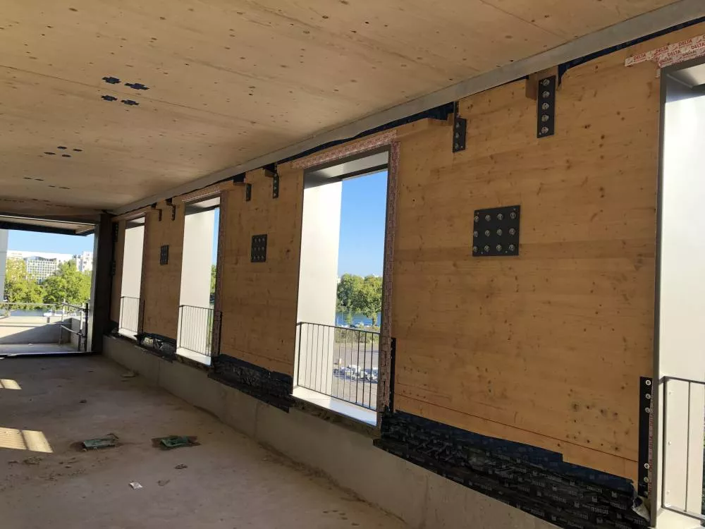 Vue intérieure vers un balcon, lors de la pose du 5ème étage