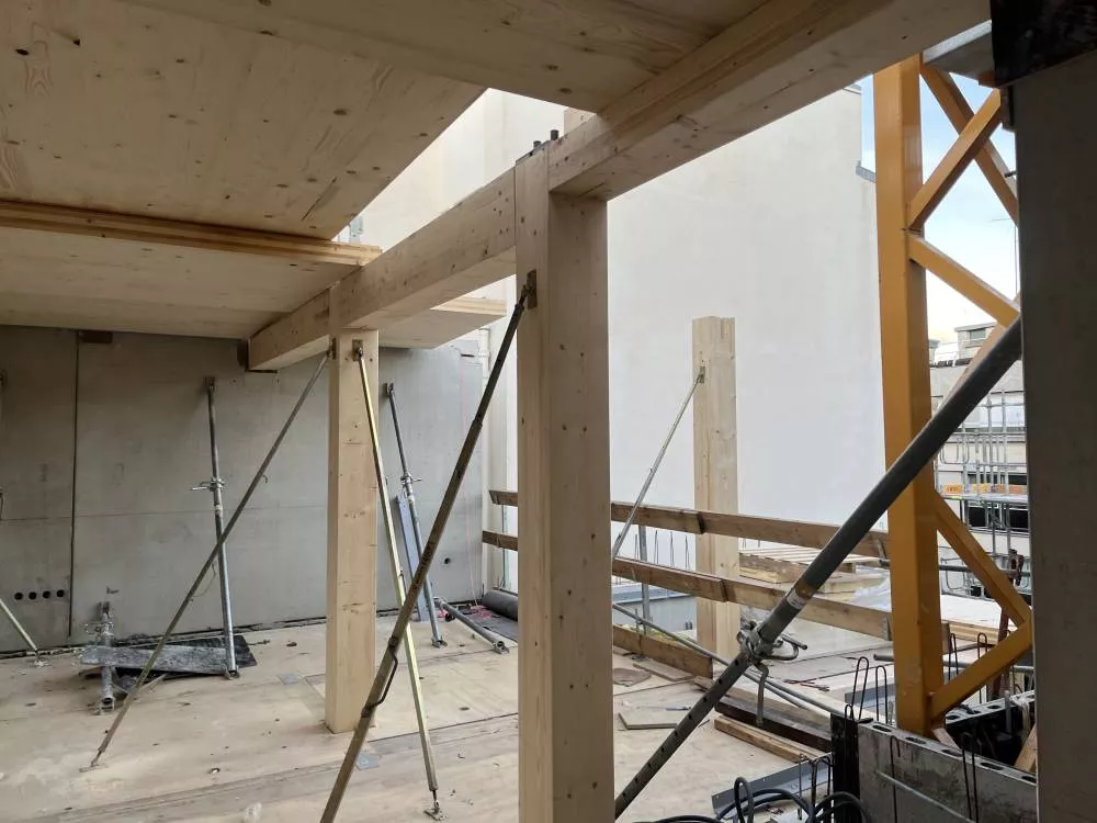 Crédit photo RIALLAND : Structures poteaux et poutres BLC avec planchers CLT
