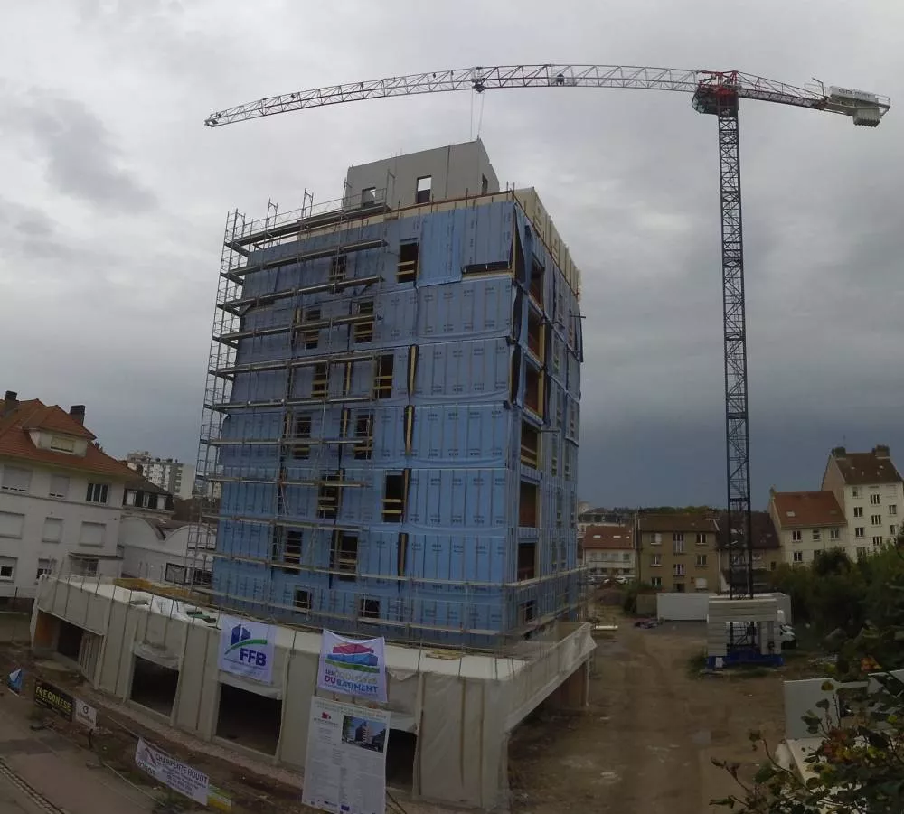 Vue extérieure, bâtiment en cours de pose