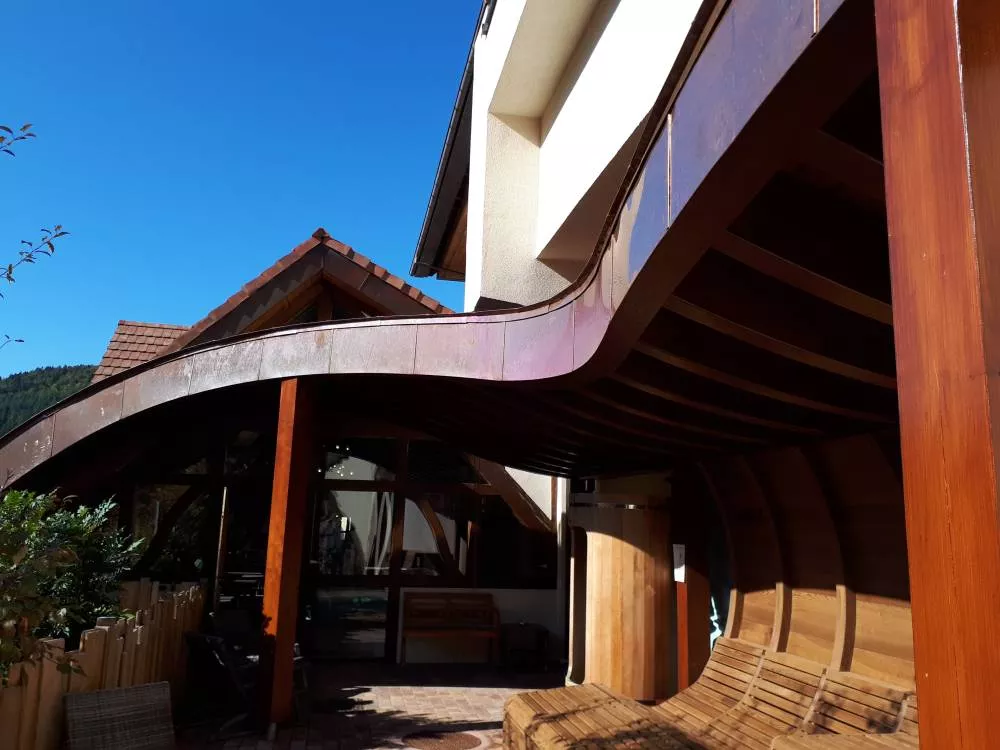 Toiture-terrasse : Poutres BLC doublement cintrées