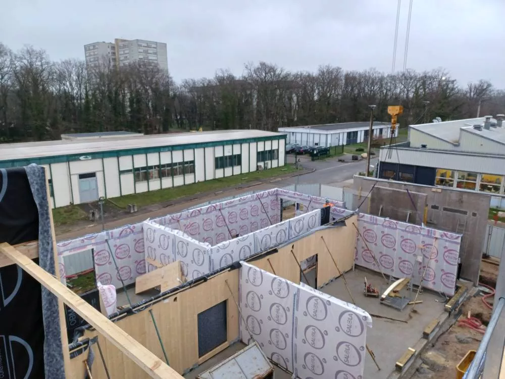 Crédit photo OBM Construction : Pose des voiles CLT et des MOB du RdC