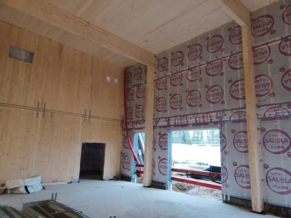 Crédit photo OBM Construction : Poteaux et poutres BLC apparents, Dalle CLT de toiture en qualité visible