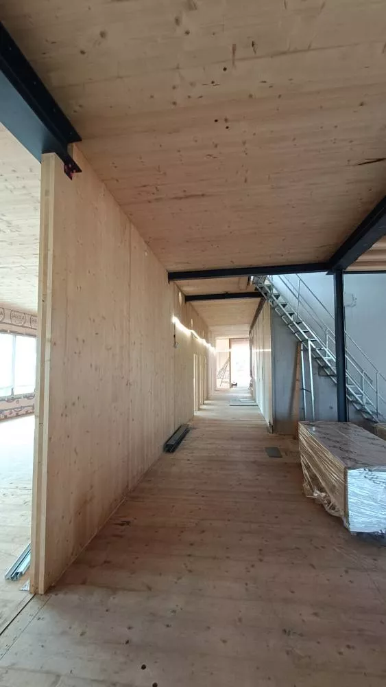 Vue intérieure sur un couloir avec voiles CLT apparents