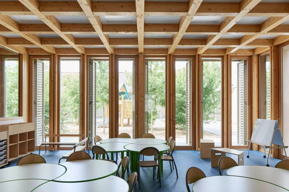 Crédit photo HARARI Architecture : Vue intérieure sur une salle de classe