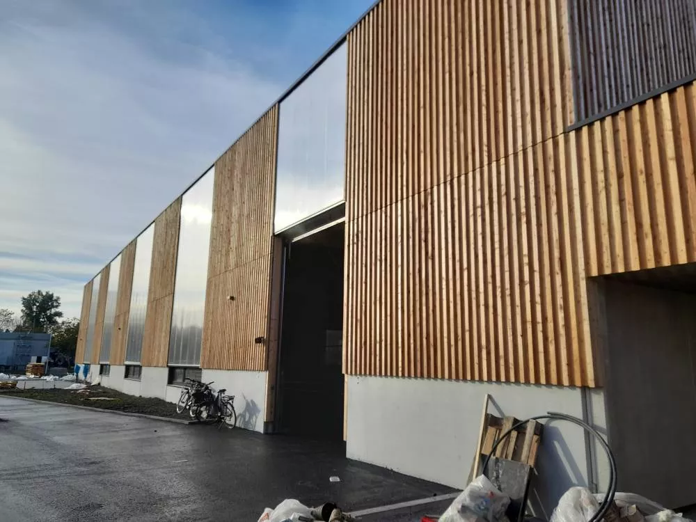 Alternance entre le bardage bois et le polycarbonate