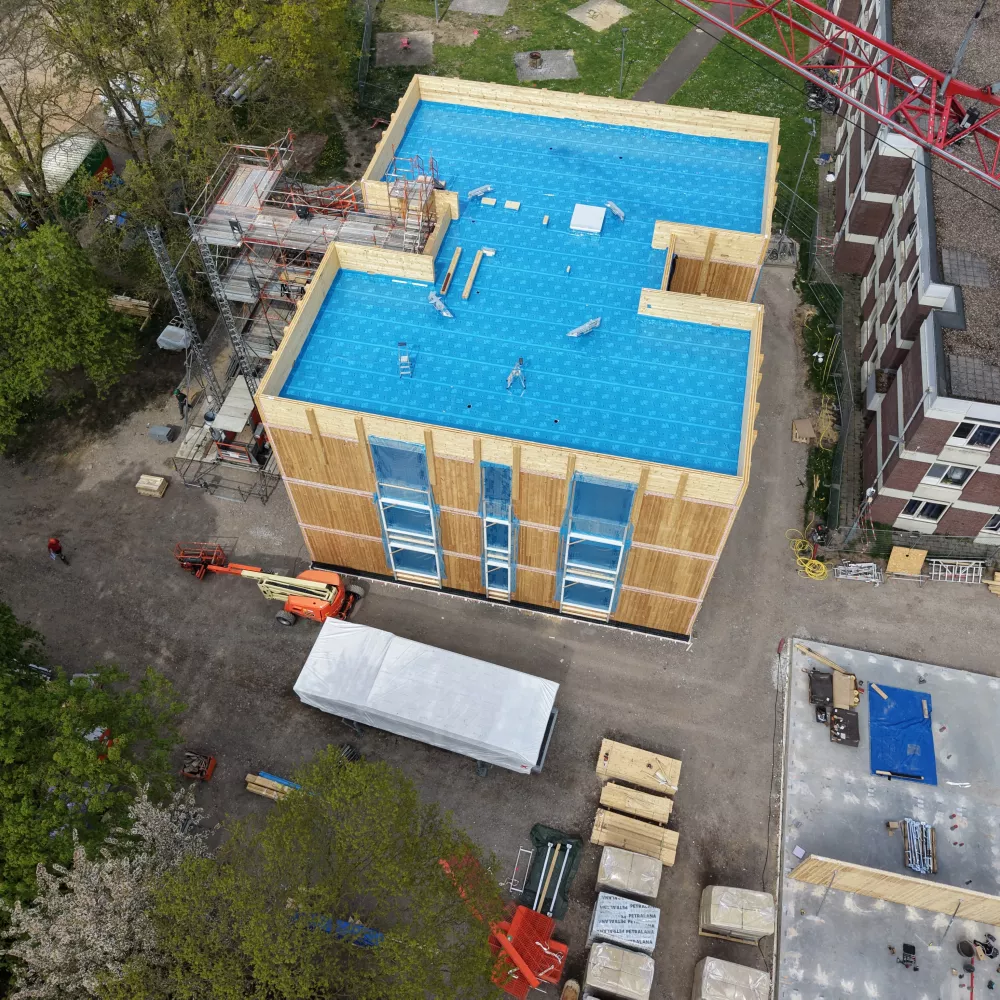 Crédit photo La Maison De Demain :
Pose de l’étanchéité sur le bâtiment « M »