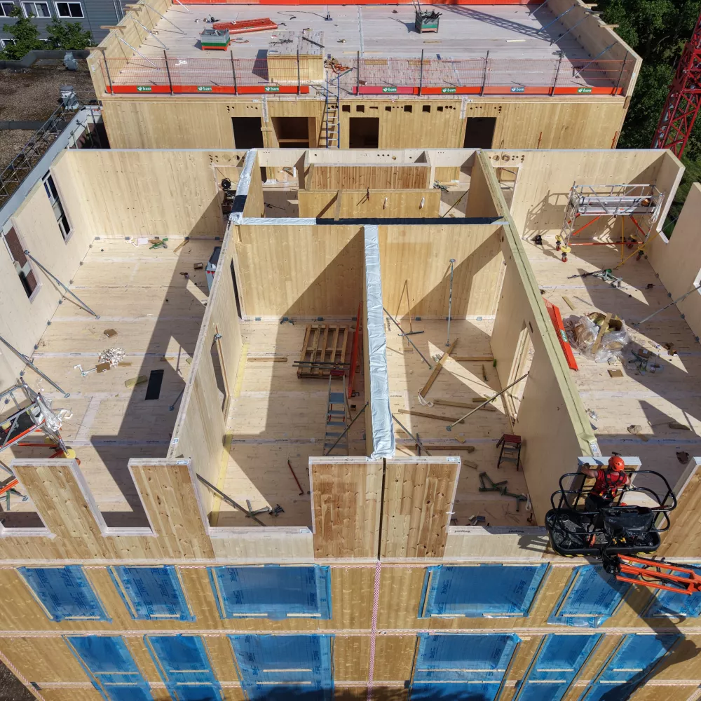 Crédit photo La Maison De Demain :
Bâtiment « L » en cours de pose
