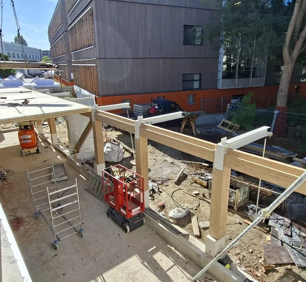 Crédit photo RIALLAND :
Pose d’une dalle de plancher CLT