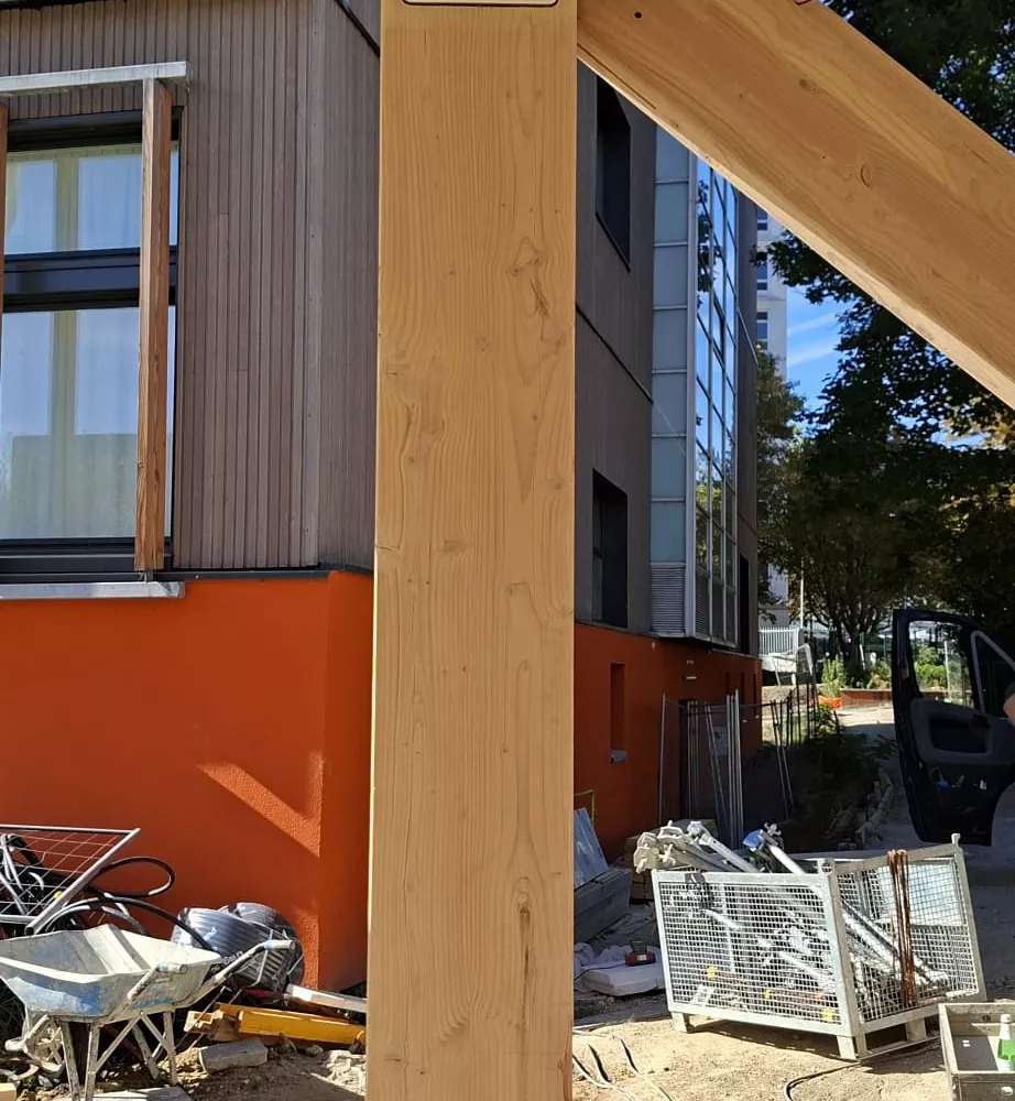 Crédit photo RIALLAND :
Ferrures fixées sur les poteaux BLC