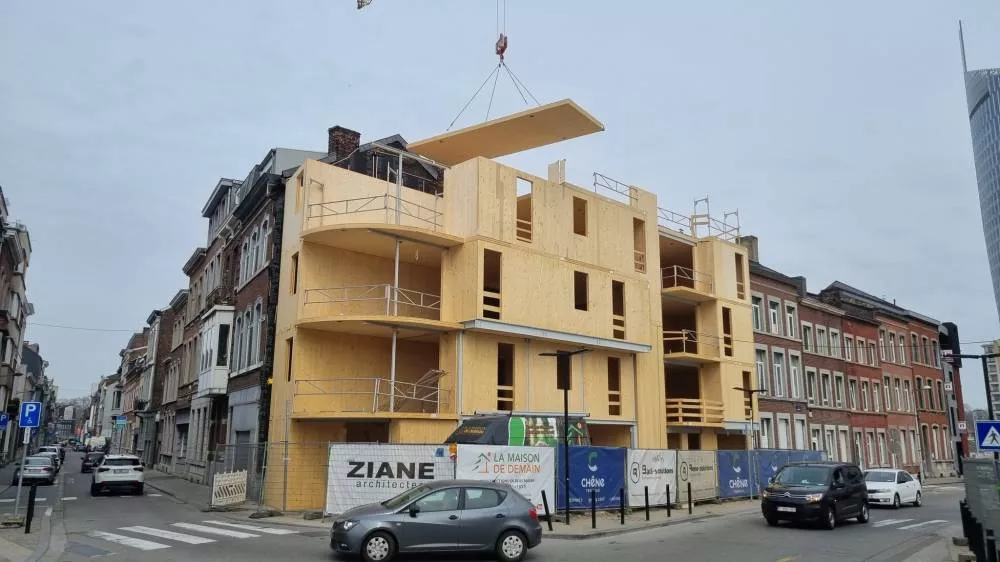 Crédit photo La Maison De Demain : Pose d’un panneau de plancher du 4ème étage