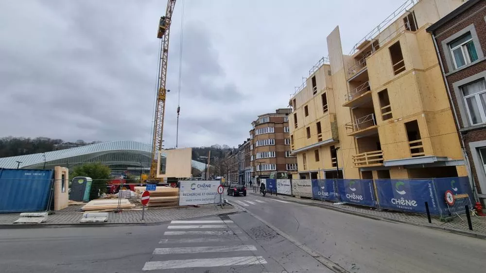 Crédit photo La Maison De Demain : Montage d’un voile du 5ème niveau Vue sur la gare de Liège
