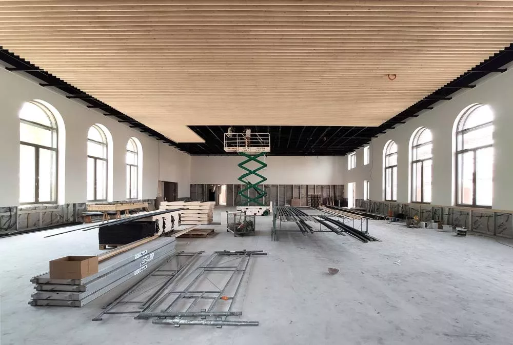 Crédit photo BALLAST Architectes : Salle de gymnastique avec portiques métalliques et sous-face bois