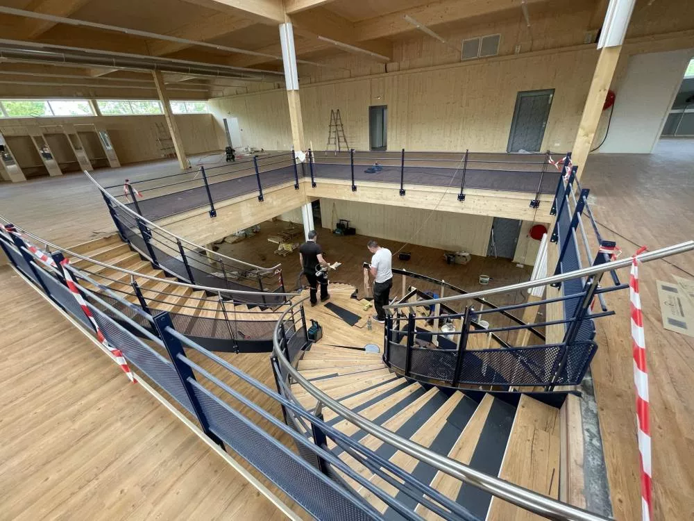 Crédit photo SCHLEGEL Gmbh et Holzbau AMANN Vue intérieure sur l’escalier central