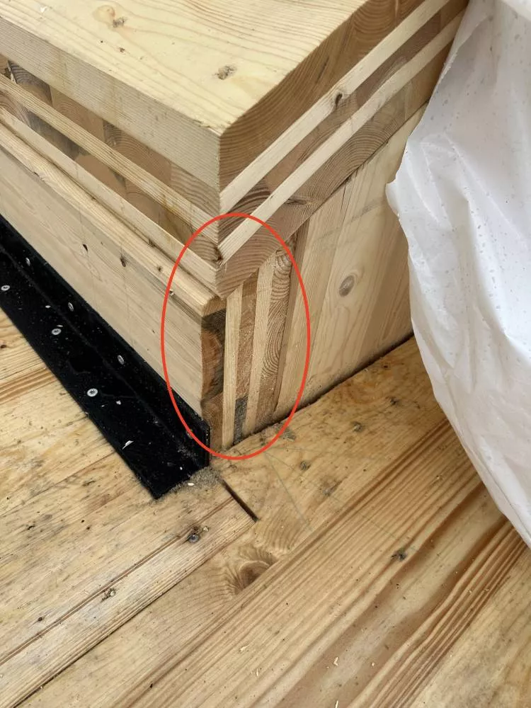 Panneaux de toiture CLT suspendus par cornières métalliques