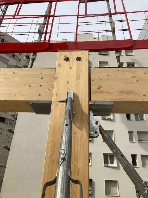 Crédit photo ARBONIS : Pose des connecteurs et du ferraillage
