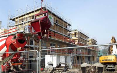 B�timent en cours de montage - Vue ext�rieure