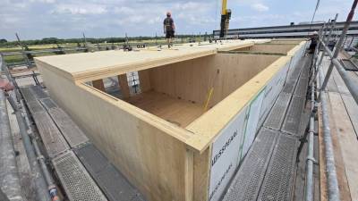 Cr�dit photo La Maison De Demain : Pose des panneaux de plancher CLT