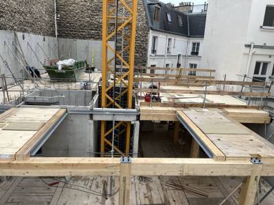 Cr�dit photo RIALLAND : B�timent en cours de pose