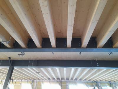 Panneaux CLT avec nervures liaisonn�es aux poutres m�talliques