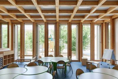 Cr�dit photo HARARI Architecture : Vue int�rieure sur une salle de classe