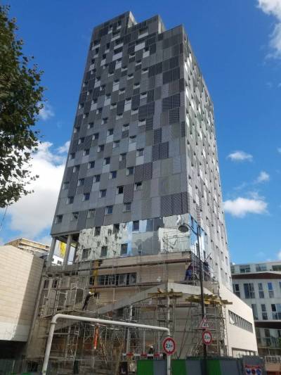 Cr�dit photo RIALLAND : B�timent apr�s la pose de l�habillage ext�rieur m�tallique